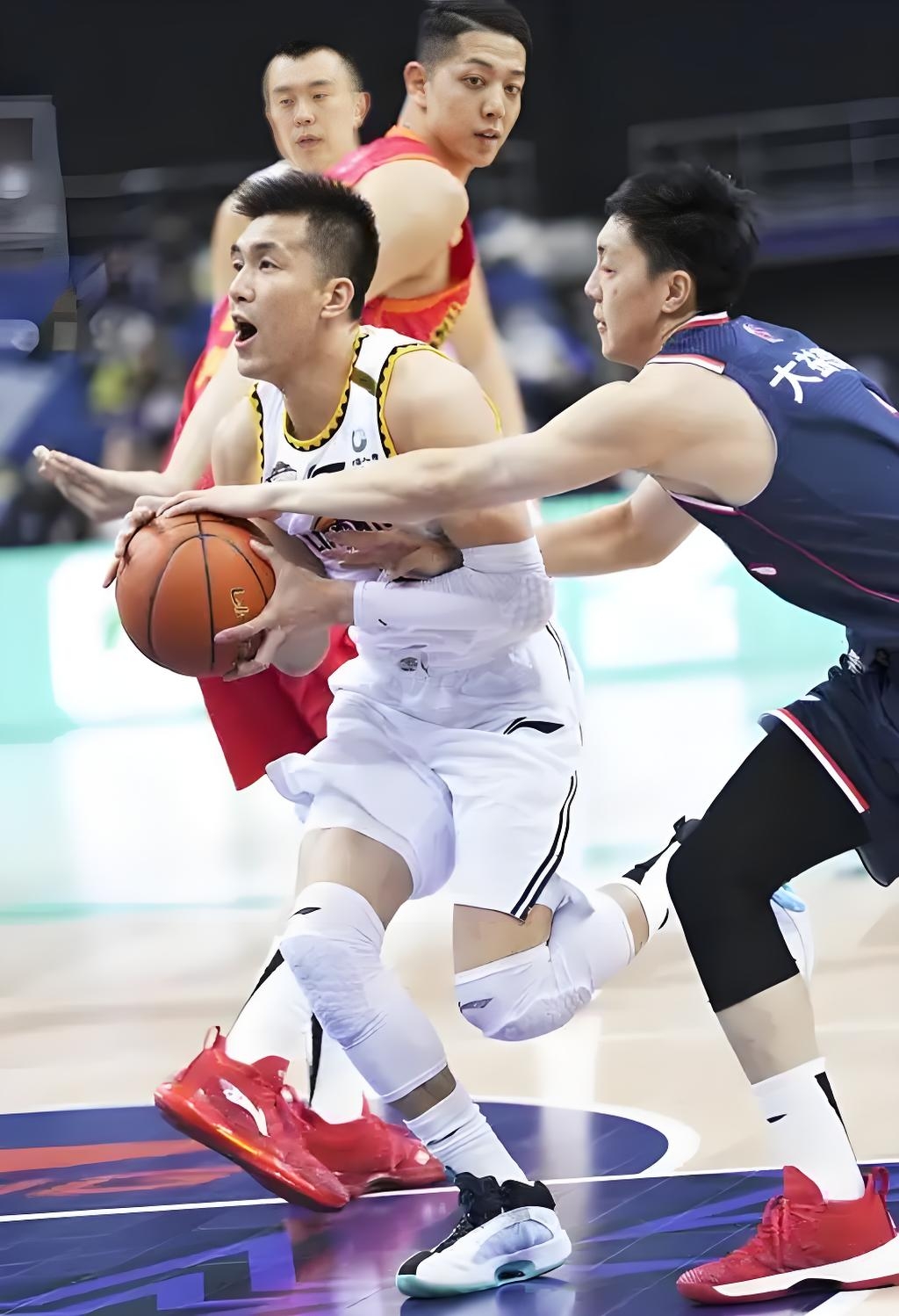 开云体育平台APP-中国男篮完胜土耳其男篮，欧文三分雨点燃全场